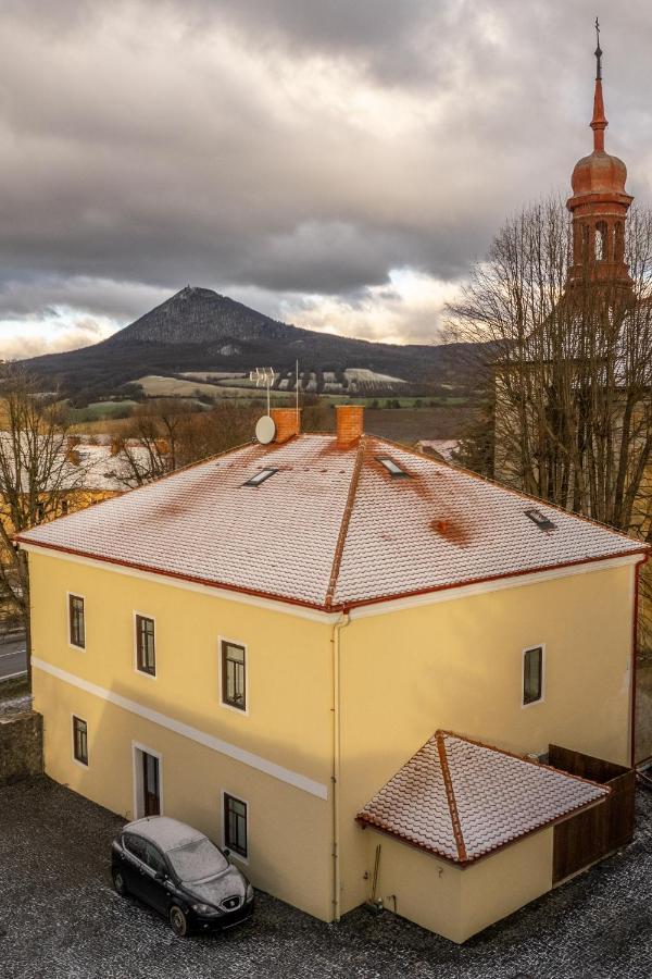 Hotel Penzion Fara Pod Milesovkou Velemin Exterior foto